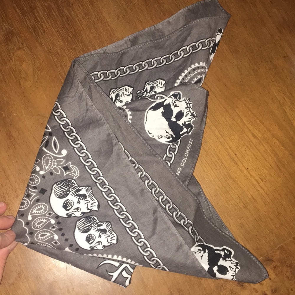 Gray Skull patterned Bandana 💀 - Picture 5 of 5